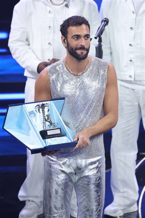 maglia mengoni versace|Marco Mengoni a Sanremo 2024: «Posso indossare lustrini e .